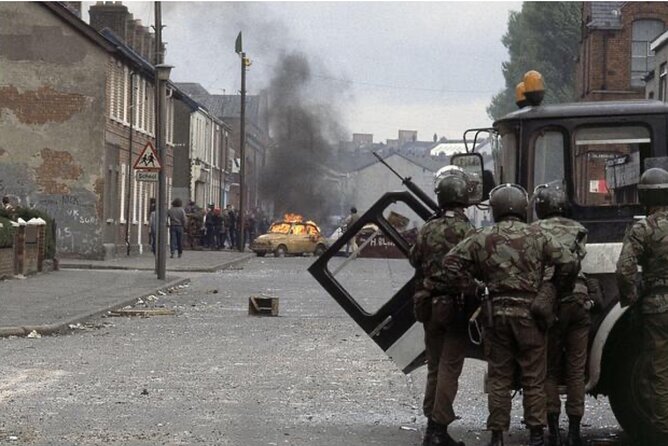 2 Hour Terror and Mural History Belfast taxi Private Tour - Peace Wall Stop: Where Nightly Gates Still Shape Daily Life