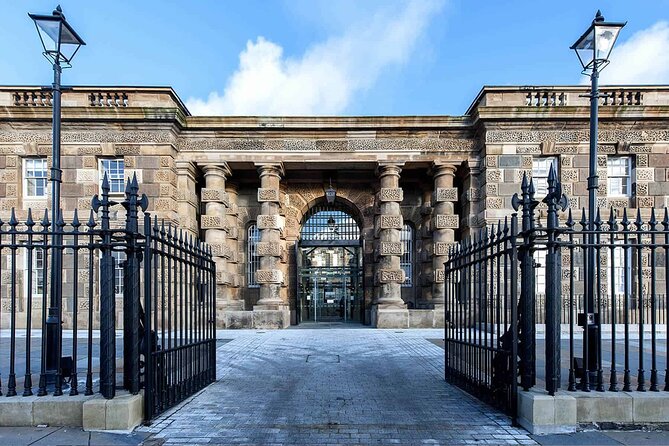 Black Taxi Tour and Crumlin Road Gaol tour Combo - Black Taxi Tour highlights: murals, both sides of the story, and the Peace Wall