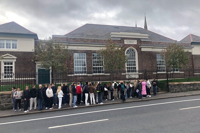 Black Taxi Tour of Belfast - Politics, Murals peace walls Tour - Peace Gates and Shankill Road: Two Sides, One City Block at a Time