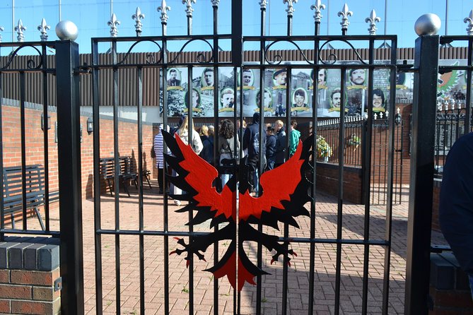 Famous Private Belfast Troubles Taxi Tour Original Drivers 2hr - Stop 2: The Peace Wall, signing your name, and seeing distance in a city