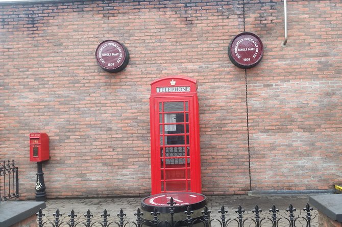 Giants causeway and Glens of Antrim day trip - Bushmills Distillery: the 1608 whiskey stop where the tour is optional