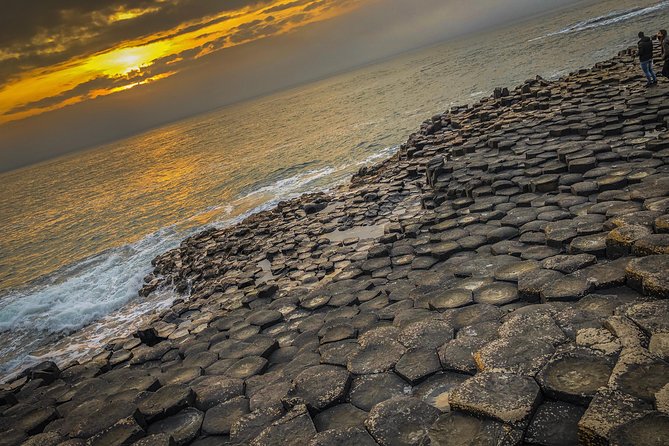 Giants Causeway Tour from Belfast + FREE Belfast Mural Tour - Bushmills Distillery: whiskey tasting without losing the day
