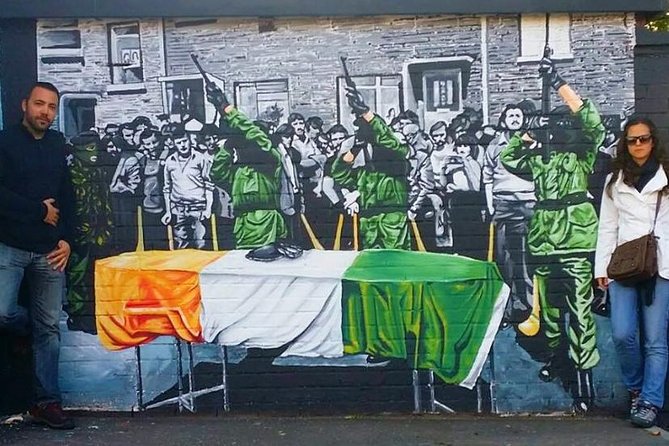 Original Private Belfast Troubles and Peace Cab/Taxi Tour 2 Hours - Entering Belfast by Black Taxi, Murals, and the Peace Walls