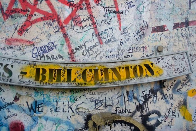 Political Taxi Tour Belfast (1-7 People) - Stop 5: Back to the Peace Wall for the signature moment