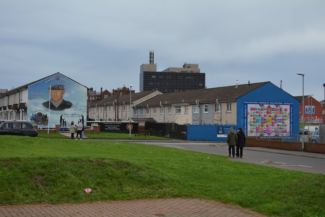 Private 1 Hour Belfast Taxi cab Tour - Divis and the single wall still standing