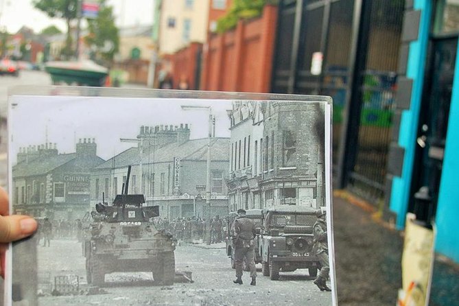 World Famous Belfast City Centre Black Cab/Taxi Tour 2 Hours - Entering the divided streets in a black cab